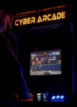 Automat do gier z napisem "Cyber Arcade"